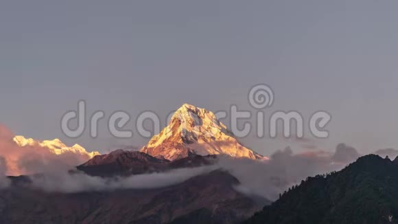 在尼泊尔喜马拉雅山的移动云中日落的安纳普尔纳山的雪峰时间推移视频的预览图
