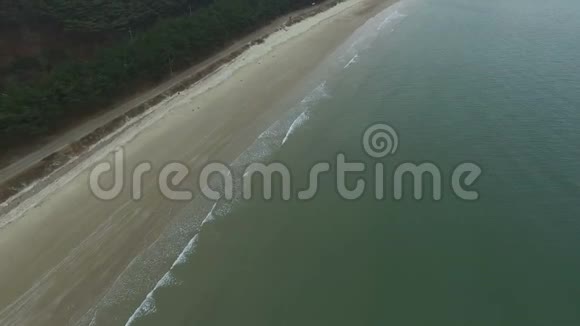 从蓝绿色海洋拍的海滩空中镜头视频的预览图