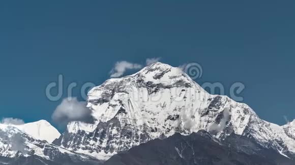 尼泊尔喜马拉雅山脉移动云中日出的达拉吉里山雪峰时间推移视频的预览图