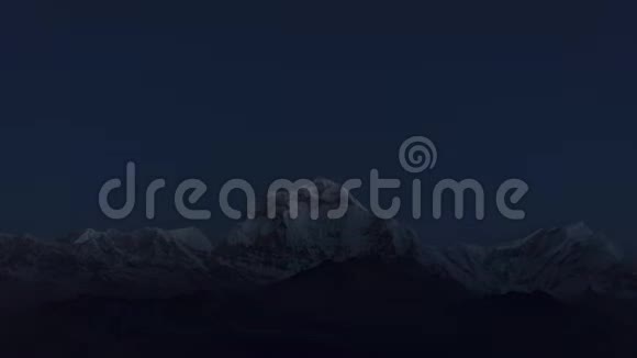 尼泊尔喜马拉雅山脉移动云中日出的达拉吉里山雪峰时间推移视频的预览图