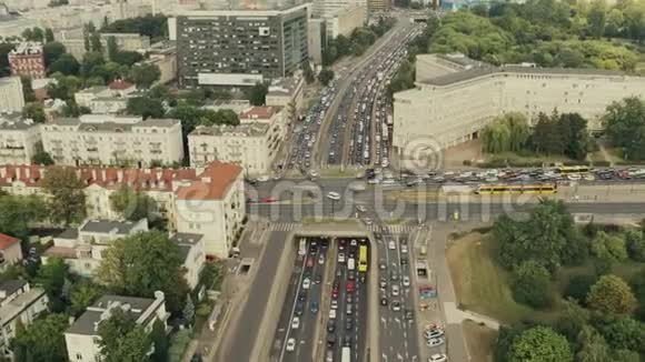 波兰华沙高峰交通鸟瞰视频的预览图