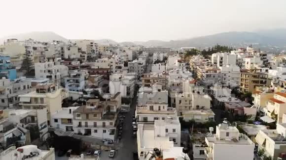阴天时鸟瞰城市AgiosNikolaos4K视频的预览图