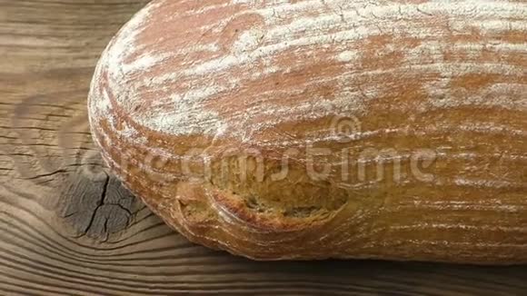 老式木板桌上的乡村面包新鲜烘焙的面包在乡村背景的木制背景视频的预览图