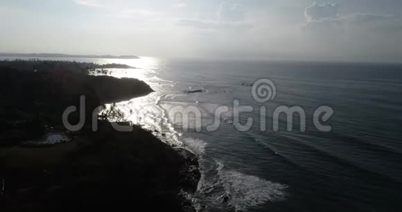 海浪和韦利加马帽的无人机上升空中镜头视频的预览图