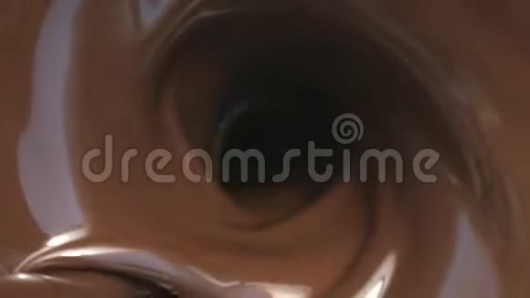 巧克力漩涡倾泻而下视频的预览图