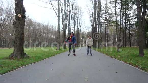 男孩和女孩骑着压路机在秋天的公园里视频的预览图
