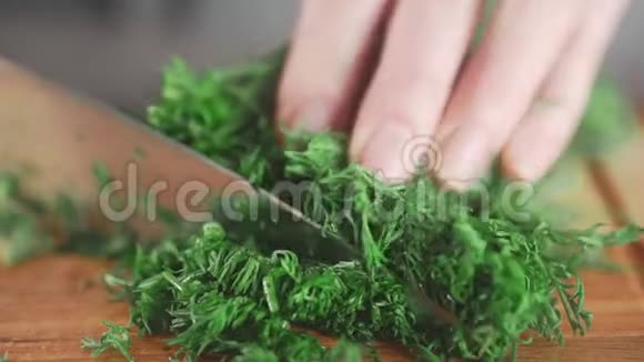 女人正在厨房的木板上切青菜自家花园里的青菜夏天的维生素有用的材料视频的预览图