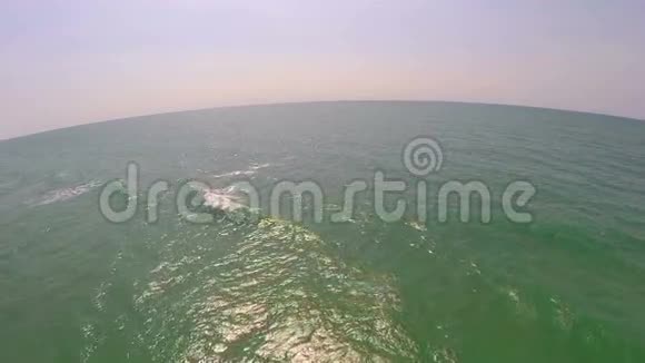 空中飞过浩瀚的海洋视频的预览图