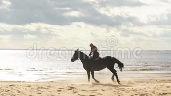 一个在湖边骑马的漂亮女孩美丽的景色视频的预览图