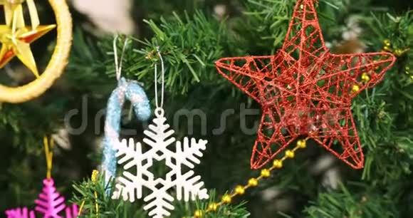 用装饰品装饰的圣诞树视频的预览图