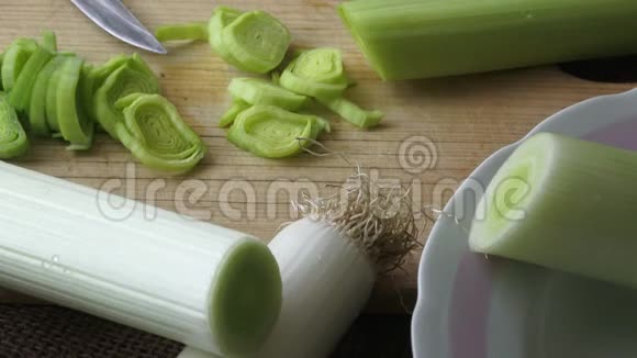新鲜切片的韭菜放在木板上韭菜片的细节视频的预览图