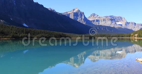 加拿大班夫附近的五百万湖泊和山脉视频的预览图