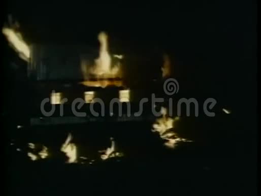 晚上房子着火了视频的预览图