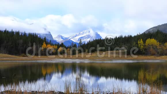 加拿大鲍曼河谷省级公园的时间推移湖和山脉视频的预览图