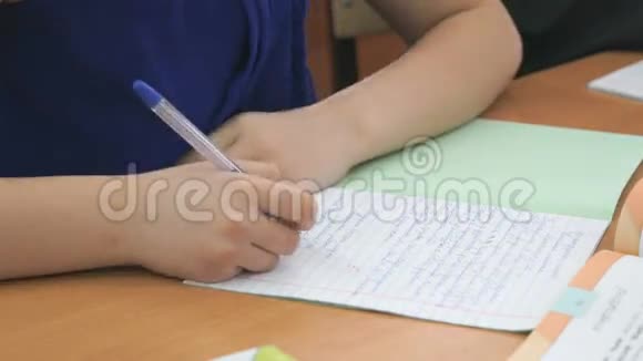 女学生把铅笔盒放在桌子上特写视频的预览图