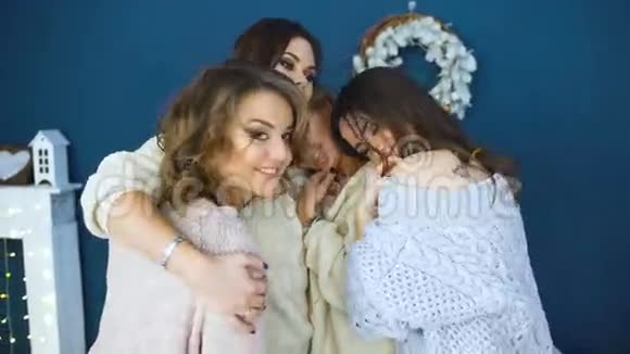 四个漂亮的女孩互相拥抱女朋友在卧室里玩得开心视频的预览图