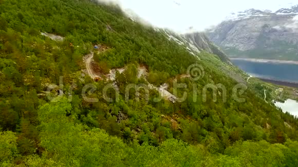 鸟瞰挪威的景观高山和绿松石水视频的预览图