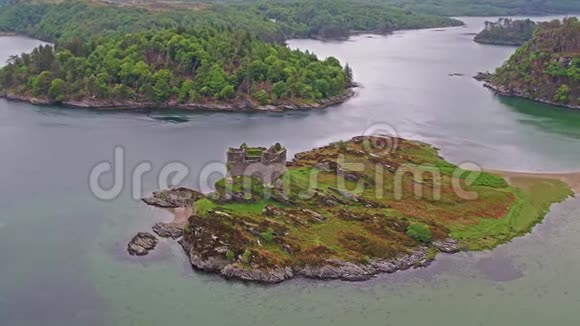 苏格兰高地废弃城堡的鸟瞰图长途飞行第03部分视频的预览图