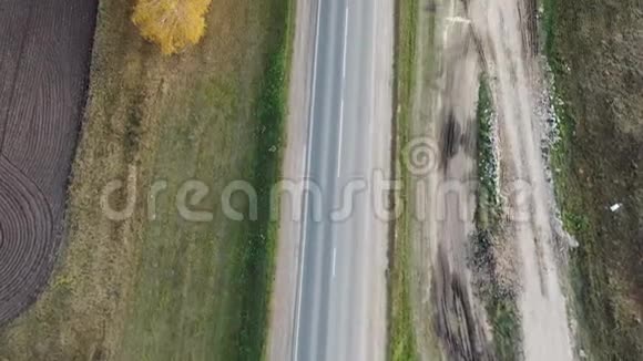 在乡间秋路上驾驶汽车的鸟瞰图视频的预览图