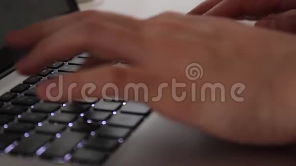 在MacBook笔记本电脑键盘上打印文本视频的预览图