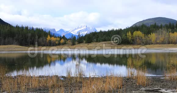 加拿大鲍曼河谷省级公园湖泊和山脉的时间推移视频的预览图