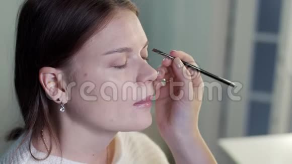 化妆师化妆年轻女子视频的预览图