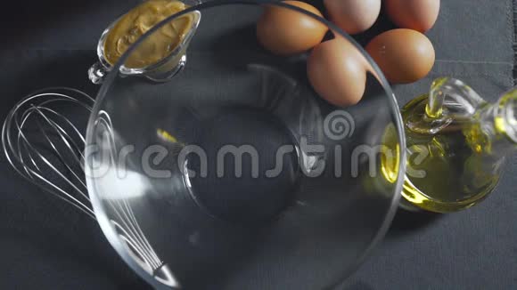 厨师用油和芥末打鸡蛋用蛋黄酱橄榄油天然原料和健康食品制成视频的预览图