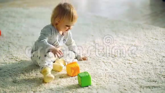 小女孩玩玩具积木视频的预览图