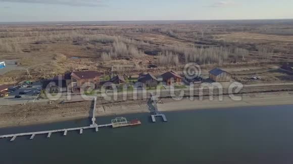 景观顶部景观和一个乡村住宅与码头沿河视频的预览图
