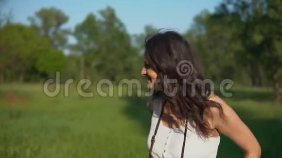 年轻女性摄影师在户外用相机拍照视频的预览图