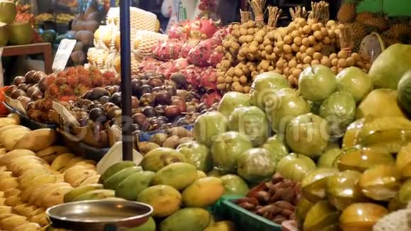 亚洲夜间食品市场有异国水果和蔬菜泰国宗甸芭堤雅视频的预览图