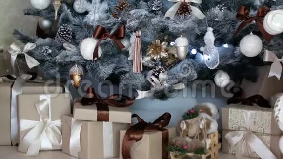 从下往上张贴圣诞树在它所有的荣耀里都有明亮的装饰视频的预览图