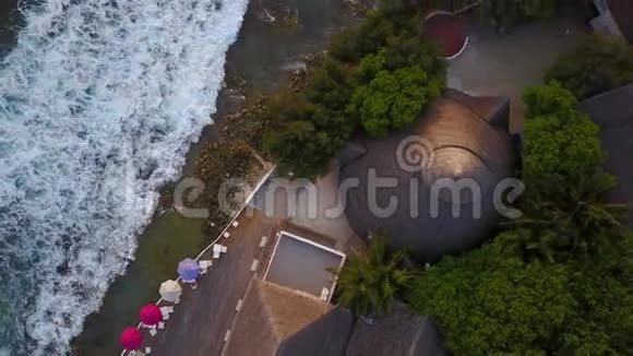 在豪华的热带酒店度假胜地的酒吧上方可以看到马尔代夫岛的全景一个人在上升视频的预览图