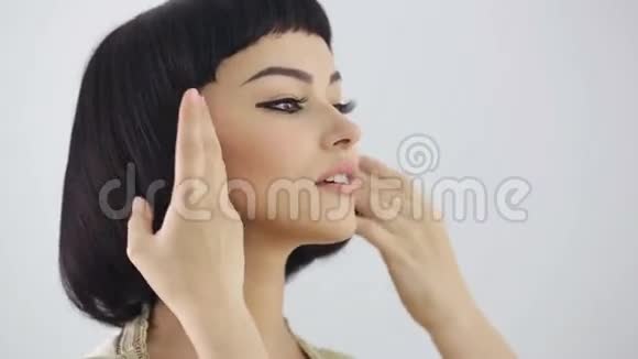 发型准备克利奥帕特拉的化妆和发型摆在工作室里视频的预览图