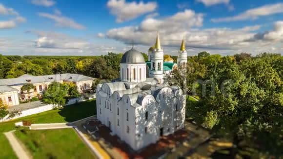 绿色公园的小白色教堂具有倾斜移位效果乌克兰圣鲍里斯和赫利布教会切尼希夫视频的预览图