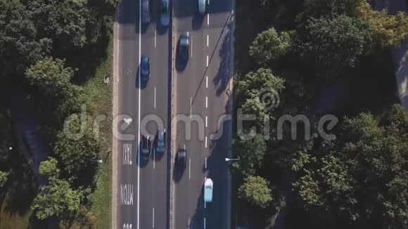 公园内汽车道路的高空俯视图视频的预览图