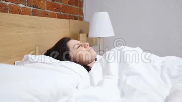 夜深人静的女人在床上哭泣视频的预览图
