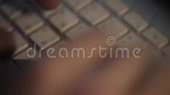 男性手在超薄电脑键盘上打字视频的预览图