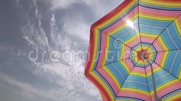 太阳伞在晴朗的天气在天空背景下挥动左边的科普空间视频的预览图