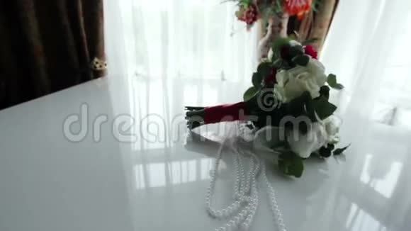 钢琴上的婚礼花束视频的预览图