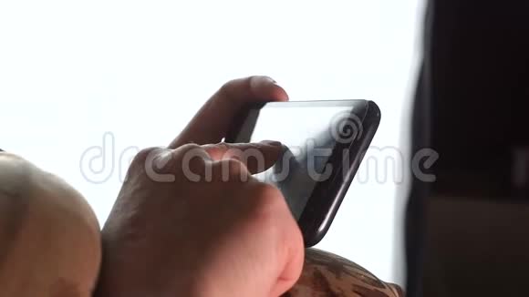 女人用智能手机进行交流视频的预览图