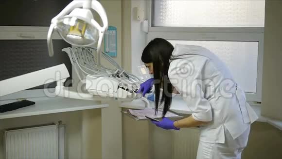 牙医试图修理牙科设备视频的预览图