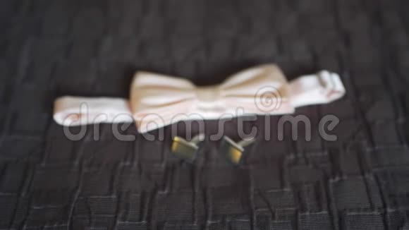漂亮的婚礼袖扣和蝴蝶视频的预览图
