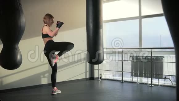 一个穿着运动服的女人在运动器械上打拳视频的预览图