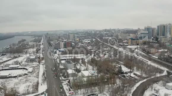 冬季全景鸟瞰Dnipro城市景观视频的预览图