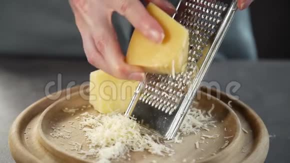 厨师磨碎奶酪做馅饼磨碎奶酪奶酪中的菜肴视频的预览图
