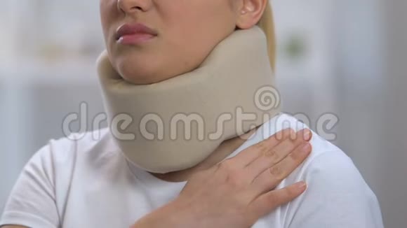 沫子颈项圈女性肩痛外伤视频的预览图
