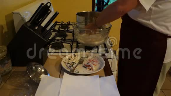 一位厨师在贝奎亚的麦当劳披萨店里煎着炸烂的龙虾条视频的预览图