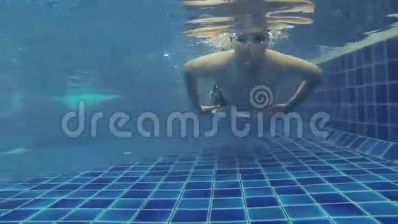 男孩在游泳池里潜水视频的预览图