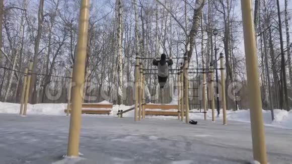 运动员训练在运动场上进行冬季体育锻炼视频的预览图